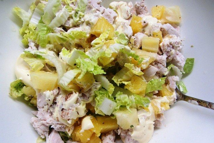 Salade de poulet, chou et ananas