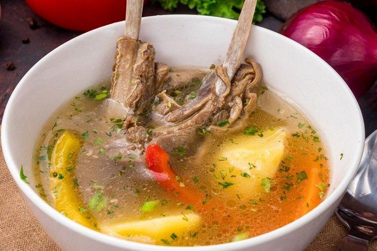 Shurpa sur côtes d'agneau