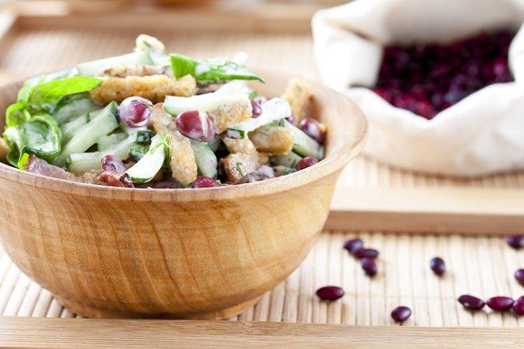 Salade de concombre, haricots et croûtons