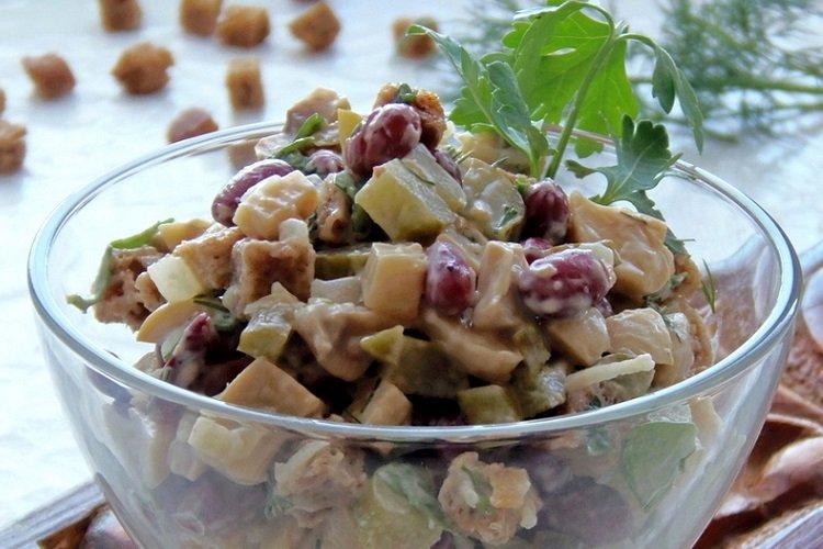Salade de champignons, haricots et croûtons