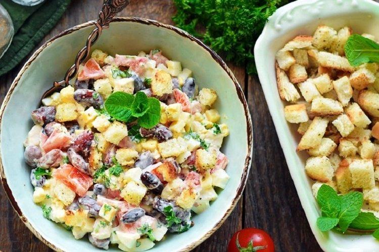 Salade de poulet, oeufs, haricots et croûtons