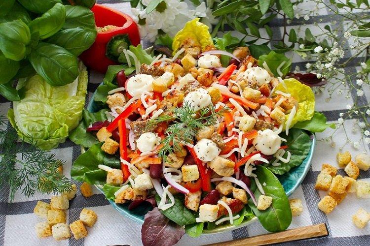 Salade de poulet au fromage, haricots et croûtons