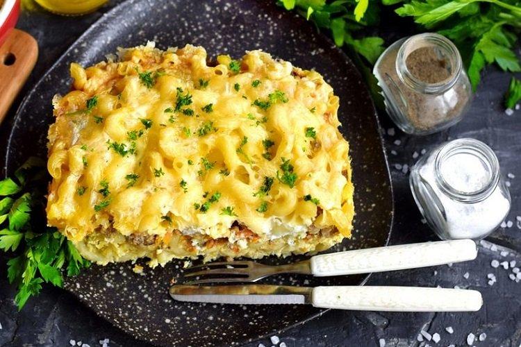 Casserole aux oeufs, pâtes et herbes