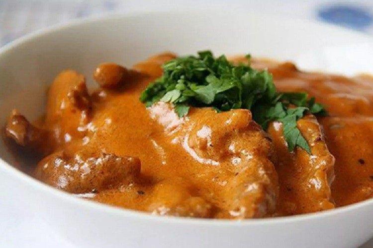 Porc boeuf stroganoff à la crème aigre-sauce tomate
