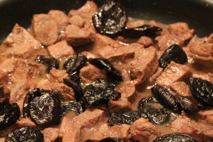Porc boeuf stroganoff aux pruneaux