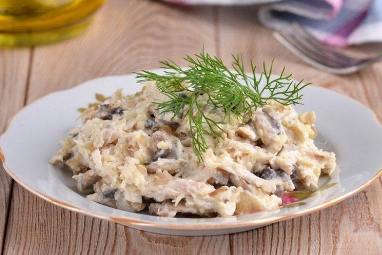 Salade de champignons frits, poulet et fromage