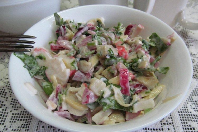 Salade de champignons frits et bâtonnets de crabe