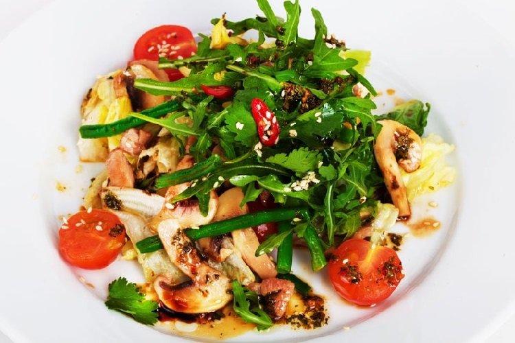 Salade de poulet aux champignons frits, tomates cerises et graines de sésame