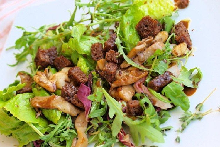 Salade de champignons sautés et croûtons