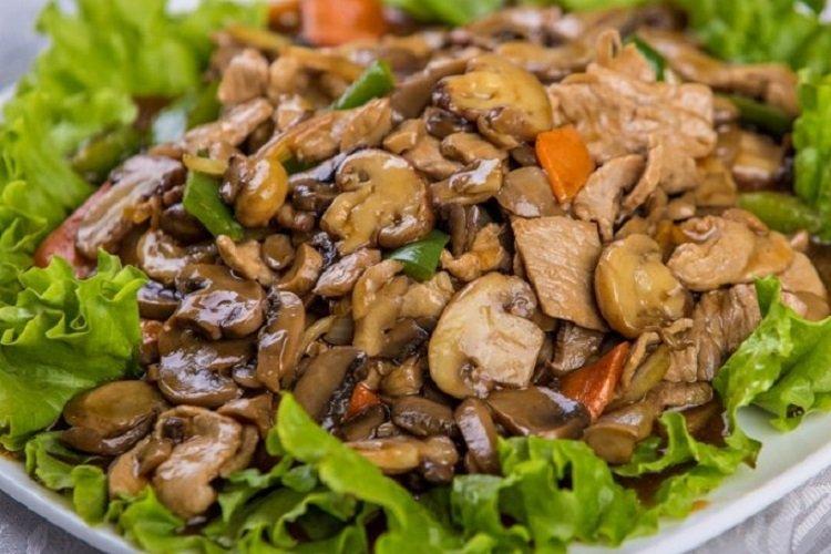 Salade de boeuf et champignons frits