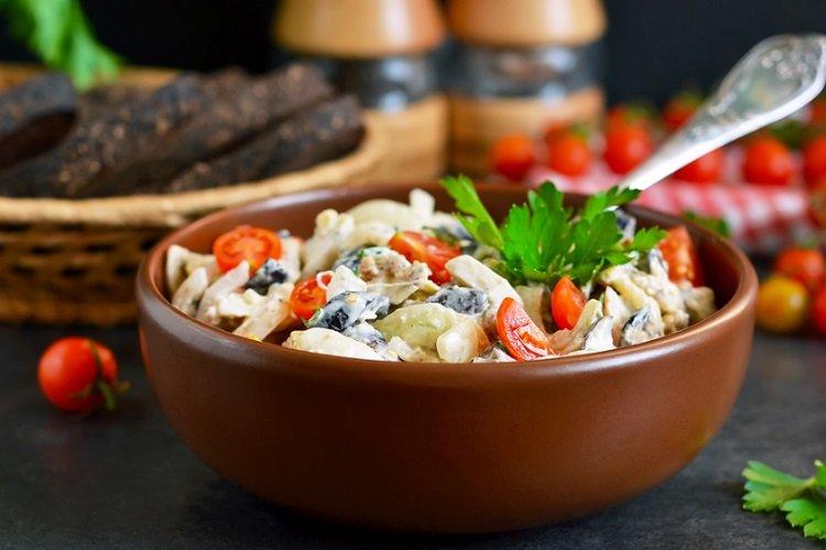 Salade de champignons frits, tomates et ananas