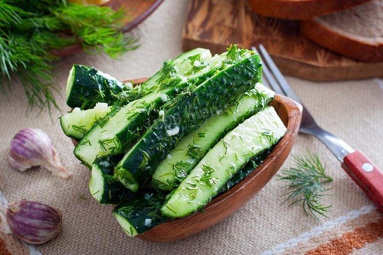 Concombres marinés rapides dans un sac