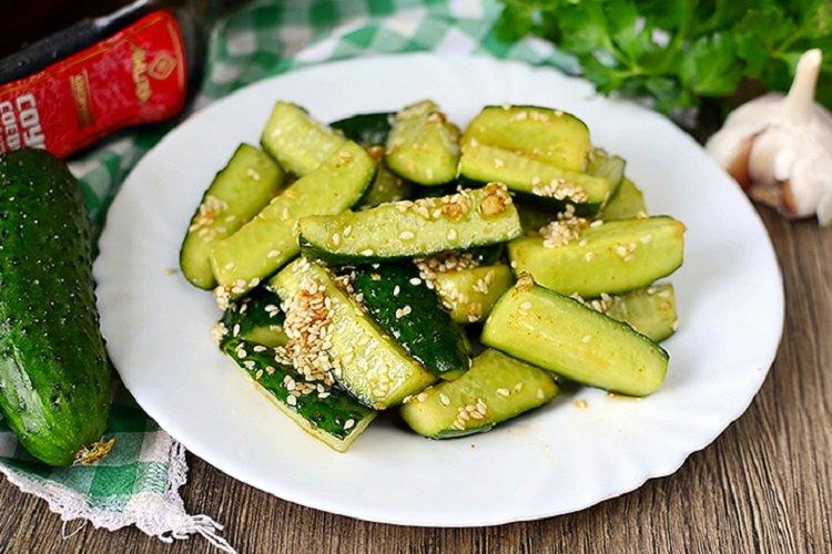 Concombres légèrement salés aux graines de sésame et sauce soja