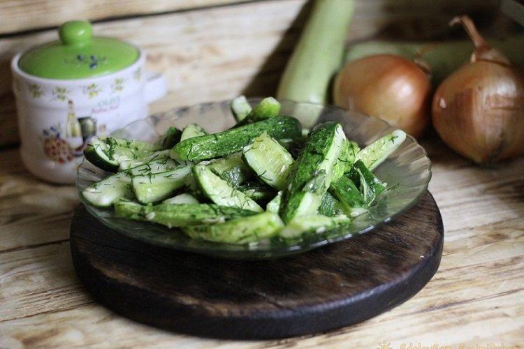 Concombres cassés légèrement salés