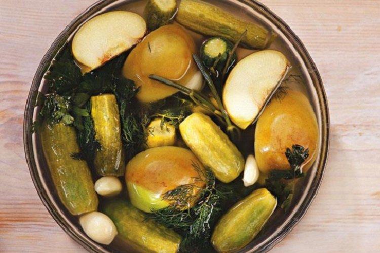 Concombres légèrement salés aux pommes