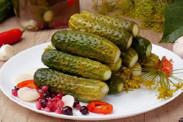 Concombres légèrement salés au miel et sel d'Adyghe