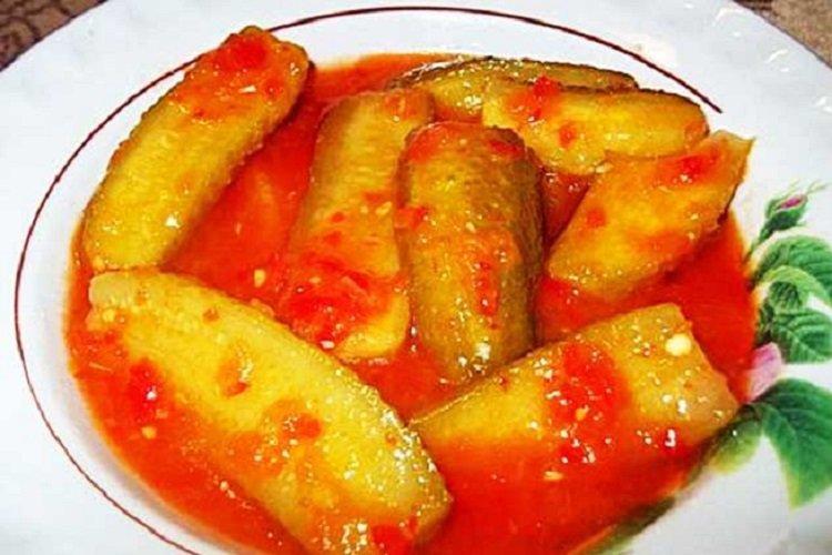 Concombres légèrement salés au ketchup