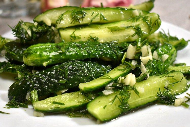 Concombres légèrement salés à la moutarde