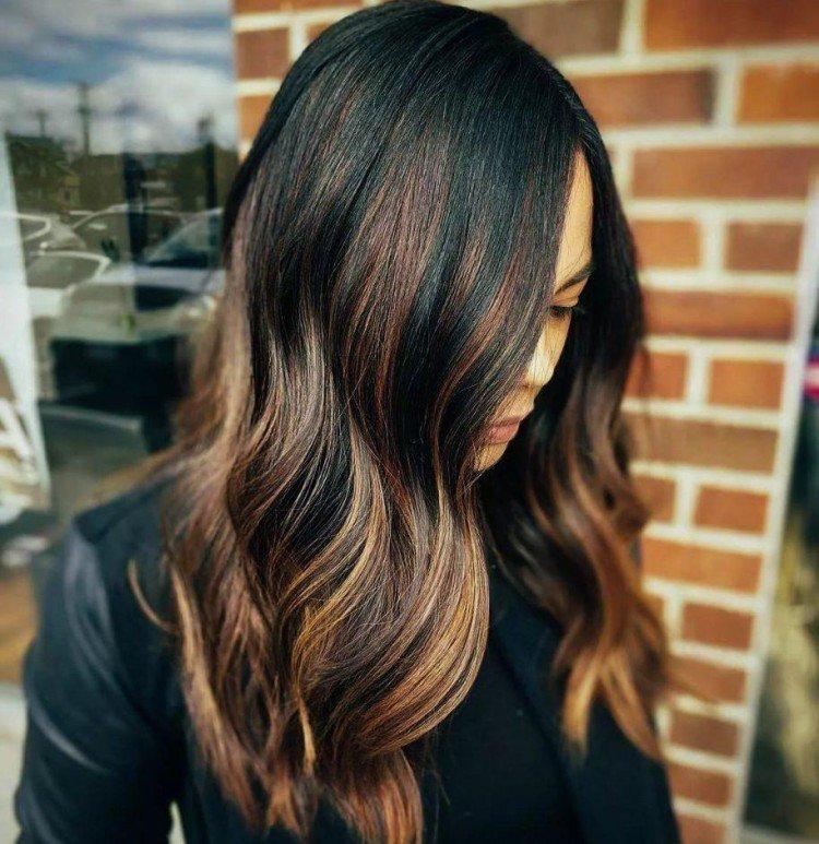 Faits saillants sur les cheveux noirs - photo