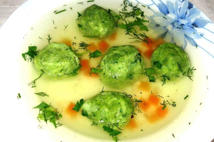 Soupe de poulet aux boulettes de fromage et épinards