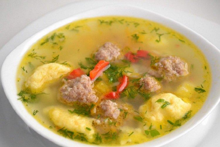 Soupe aux boulettes de poulet et boulettes