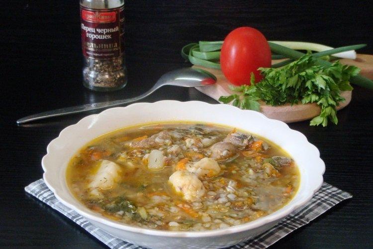 Soupe au poulet, sarrasin et boulettes