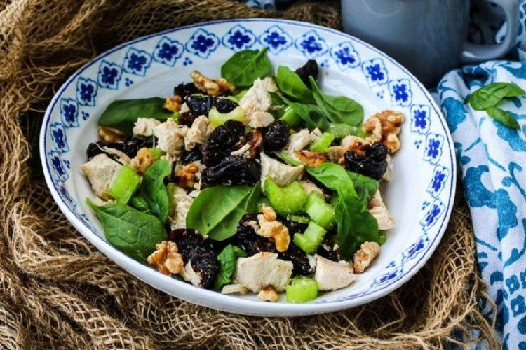 Salade de pruneaux, poulet et épinards