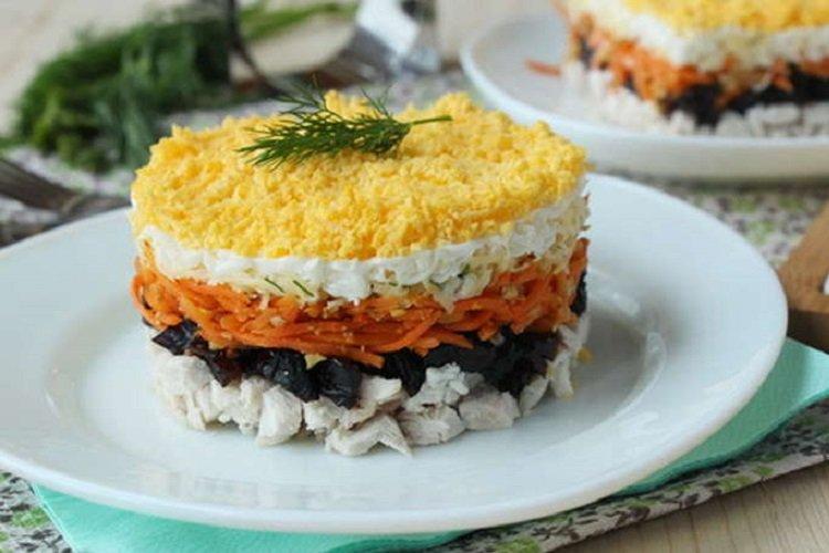 Salade de poulet aux carottes et pruneaux coréens