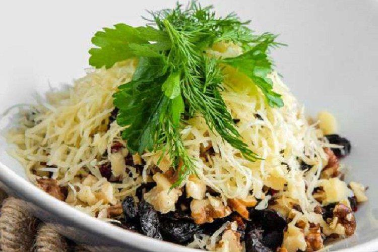 Salade de poulet, noix et pruneaux