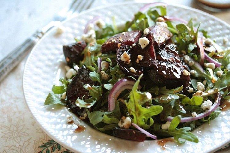 Salade de betteraves au poulet et aux pruneaux