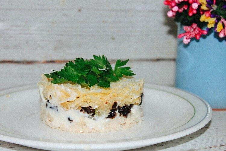 Salade de poulet, pruneaux et fromage