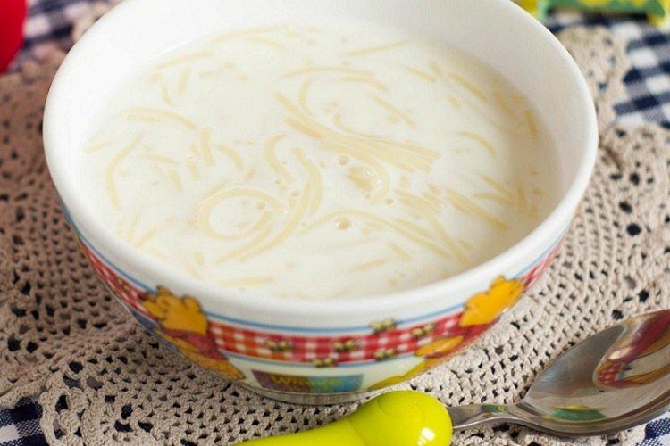 Soupe au lait sucré avec nouilles