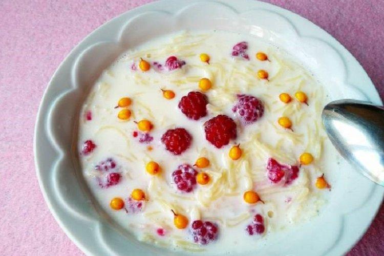 Soupe au lait avec baies et nouilles