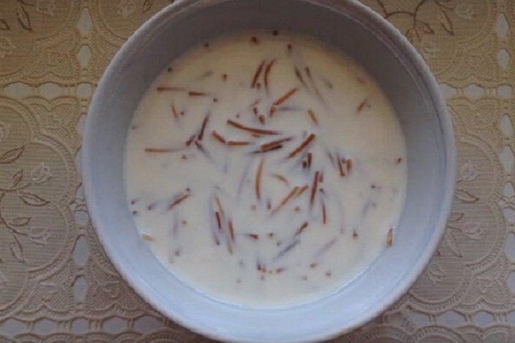 Soupe au lait avec nouilles sautées