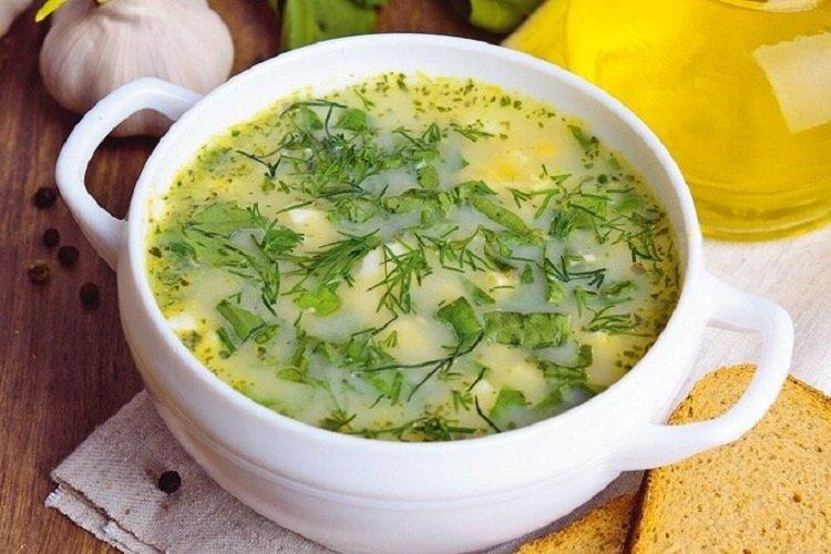 Soupe au lait avec nouilles et épinards