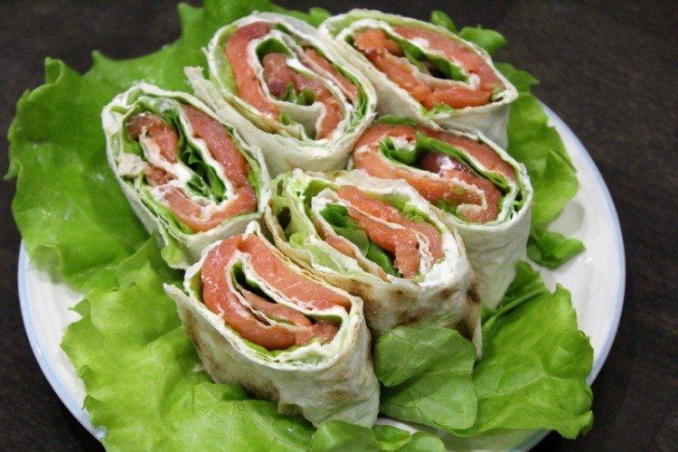 Rouleaux de lavash au saumon