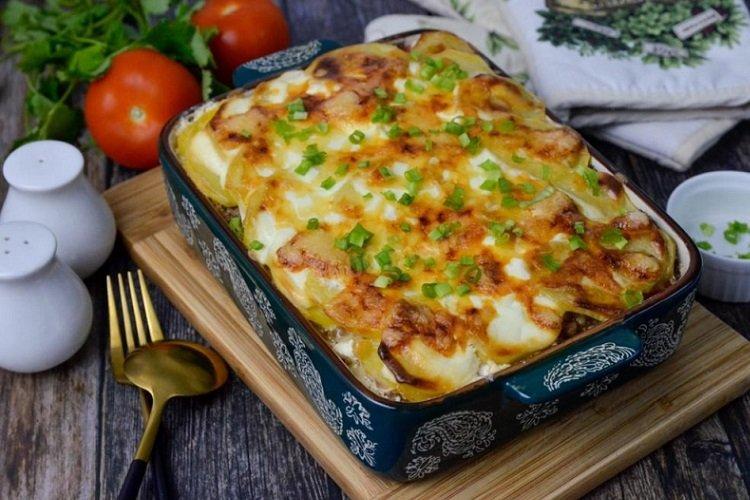 Casserole aux courgettes, pommes de terre et viande hachée