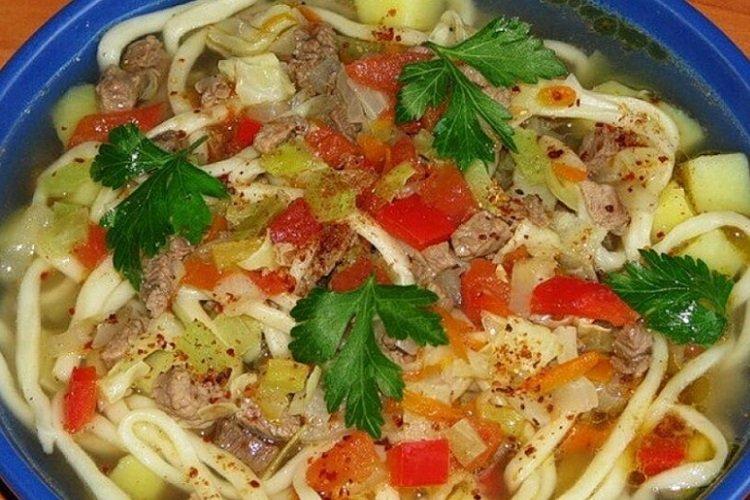 Lagman avec cornichons et boeuf