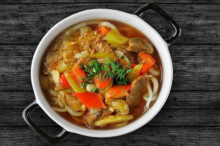 Lagman avec du boeuf dans une mijoteuse