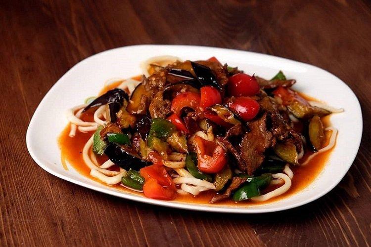 Lagman aux aubergines et boeuf