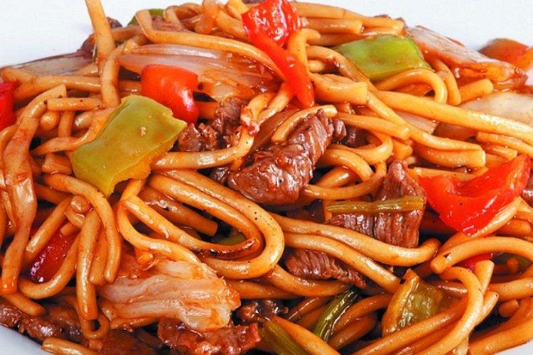 Lagman au boeuf et nouilles sautées