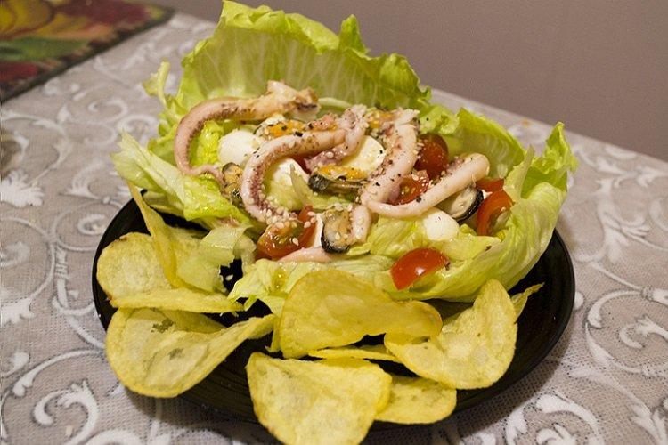 Salade de fruits de mer et frites