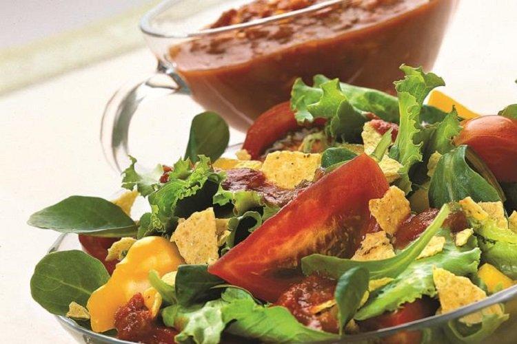 Salade de légumes aux chips de maïs