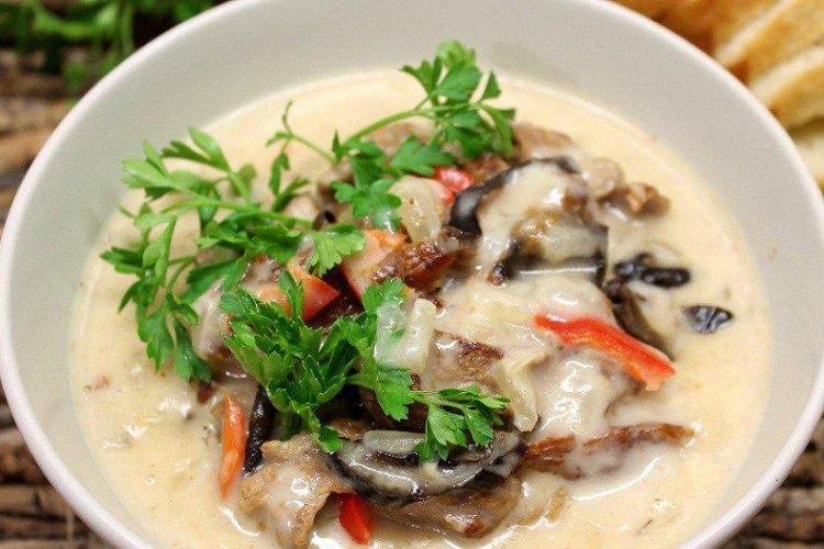 Boeuf stroganoff de poulet, pruneaux et poivron