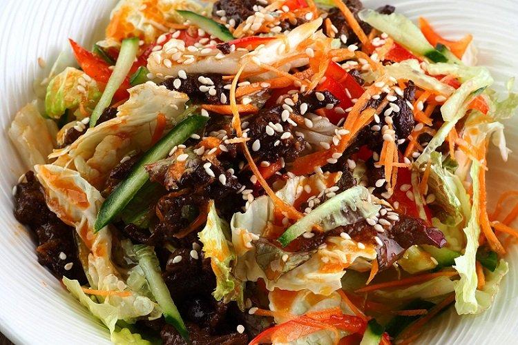 Salade de boeuf, légumes et graines de sésame