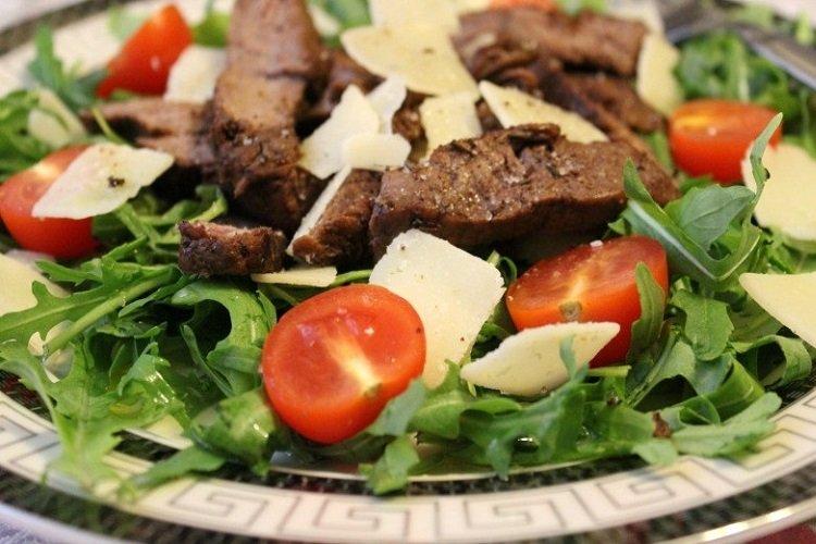Salade de parmesan et boeuf