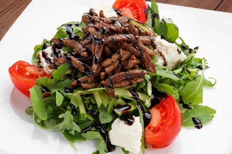 Salade tiède à la roquette et au boeuf