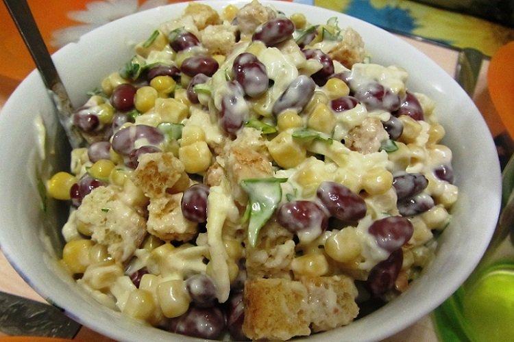 Salade de haricots rouges, maïs et croûtons