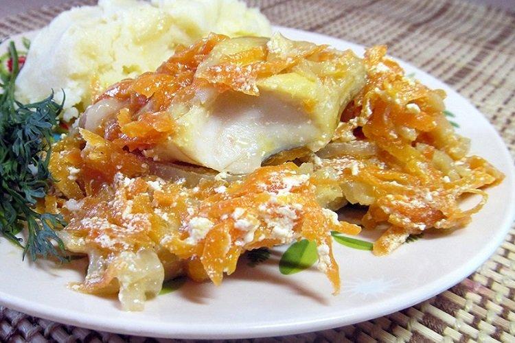 Filet de goberge aux oignons et carottes