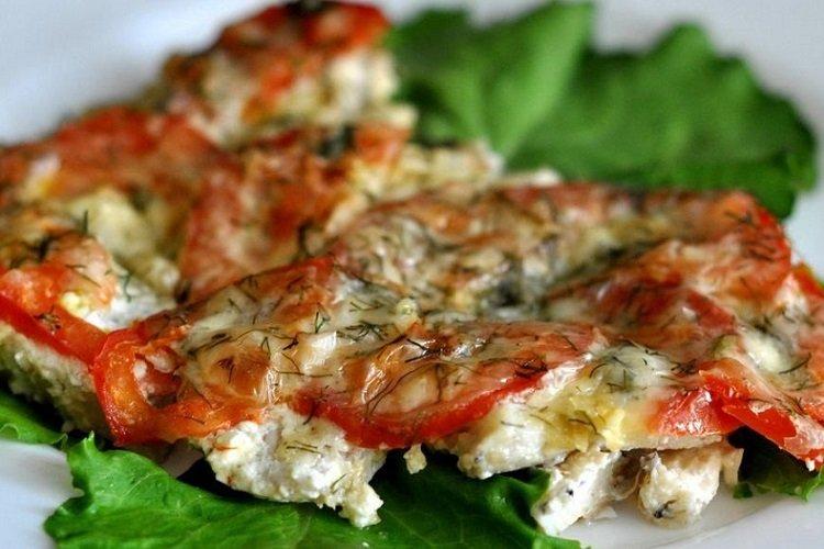 Filet de goberge au four avec du fromage et des tomates
